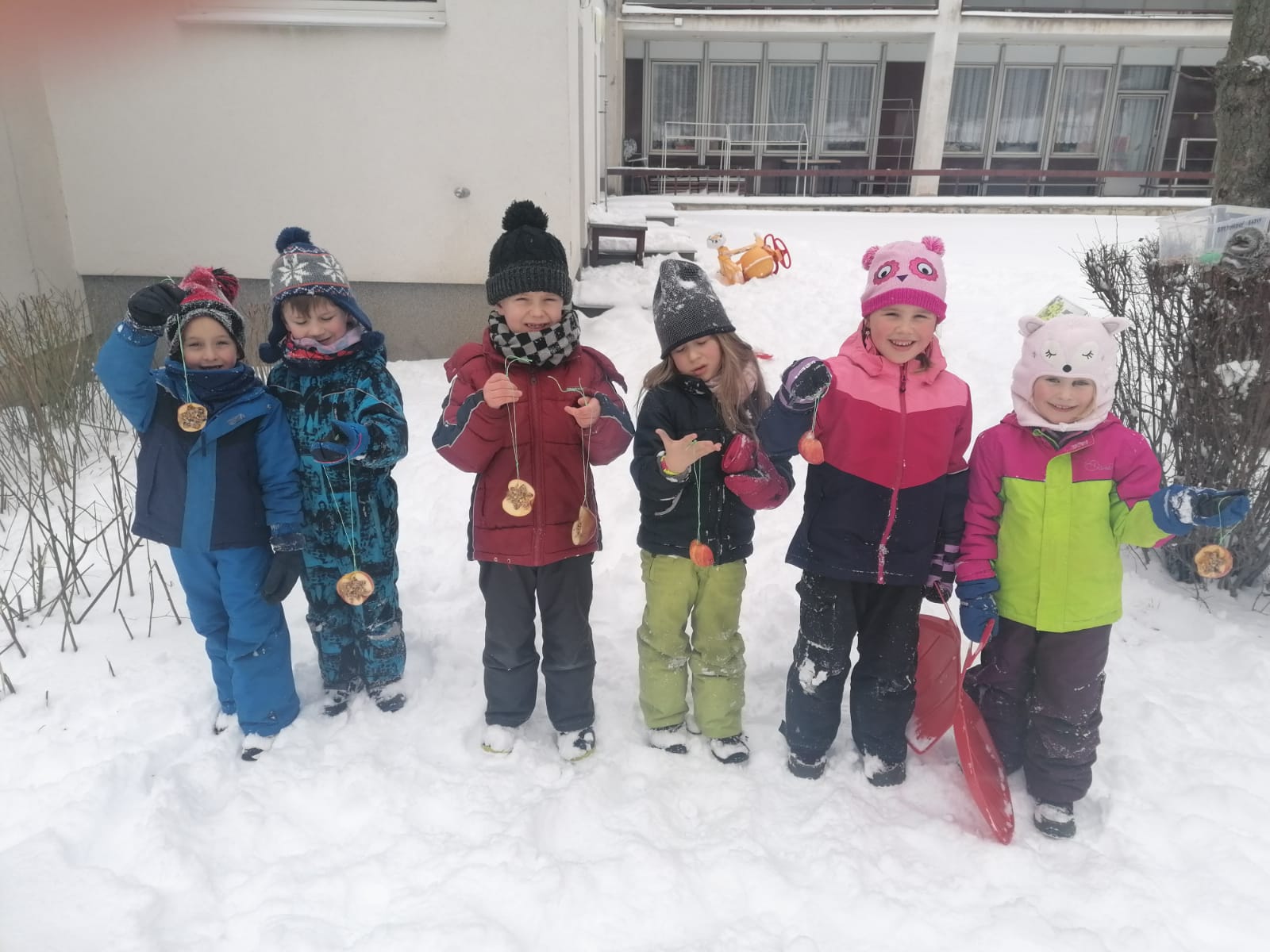 obrázek zpráva Děti vyrobily krmítka pro ptáčky