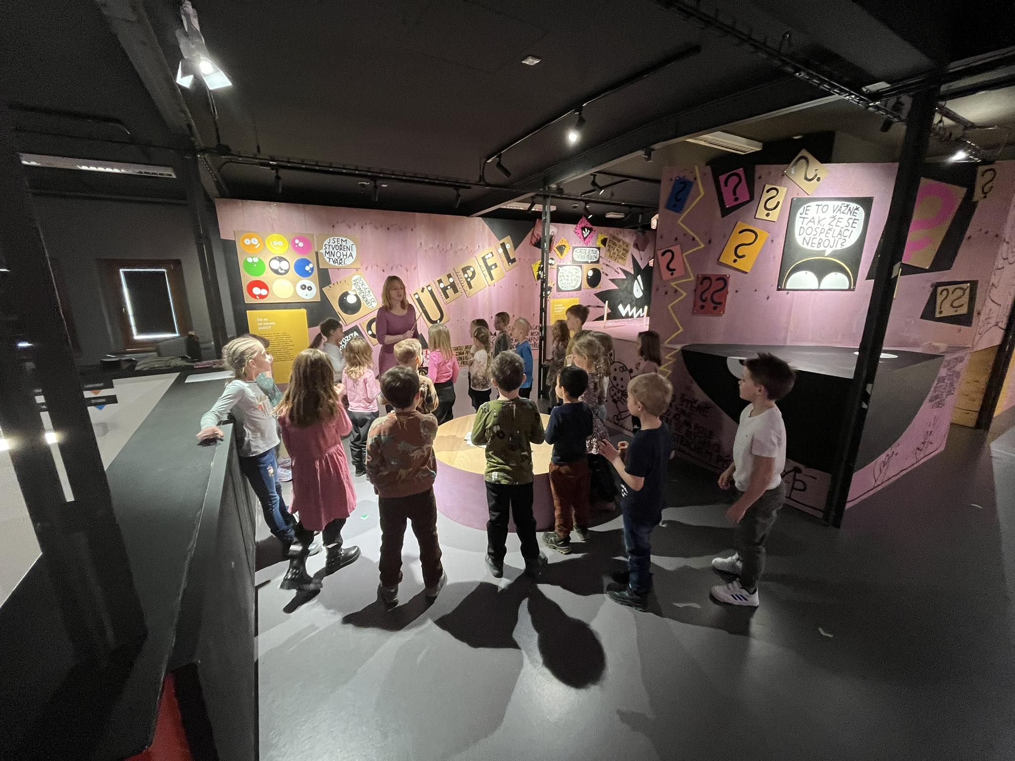 obrázek zpráva Červený klíček navštívil výstavu v Labyrintu Divadla Drak