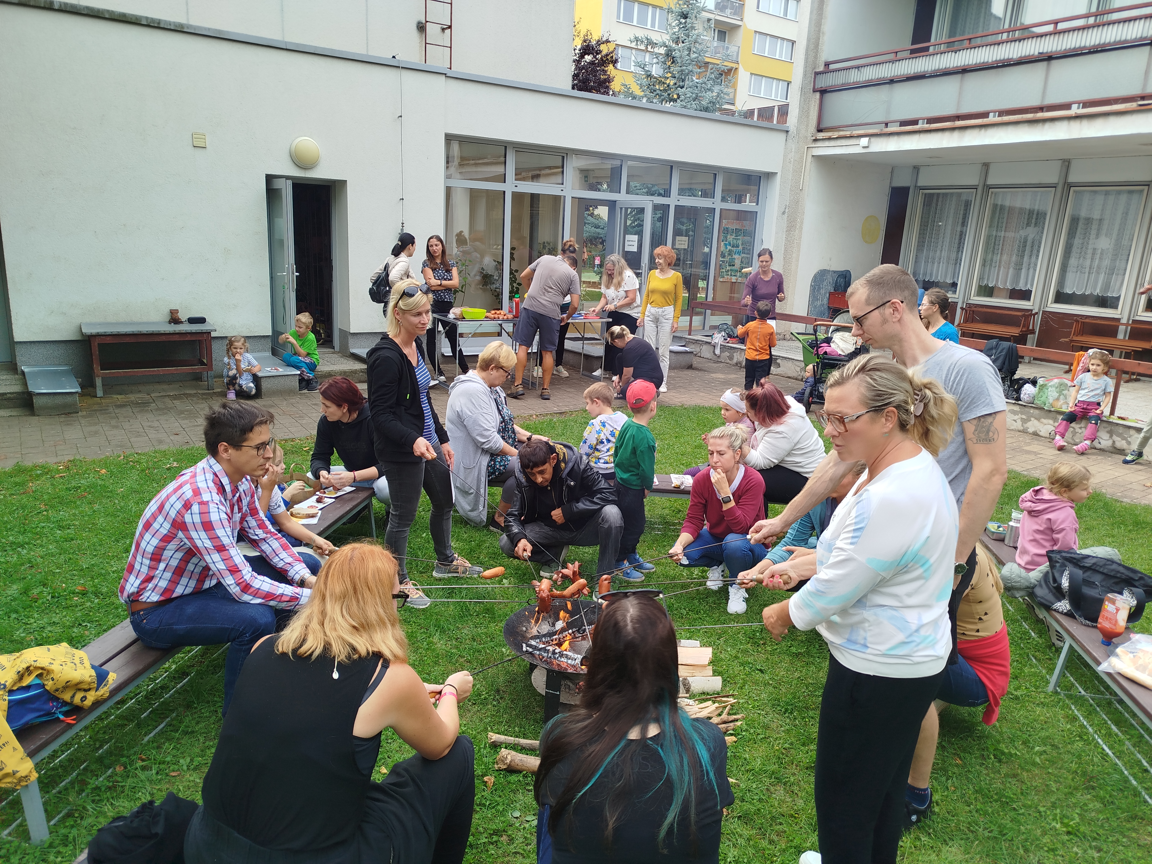 obrázek zpráva Opékání s rodiči v MŠ Klíček