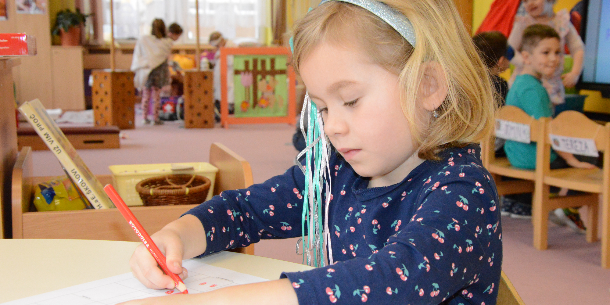 holčička kreslí obrázek